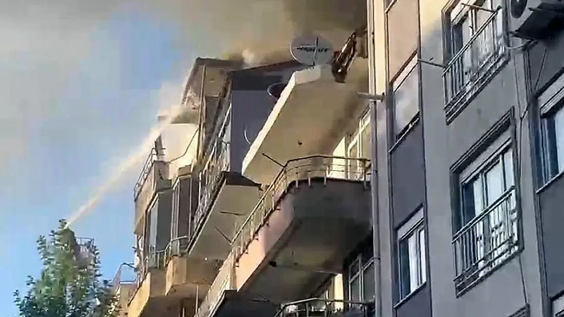 Amasra'da Bir Apartmanın Çatısında Yangın Çıktı: İki Kişi Kurtarıldı
