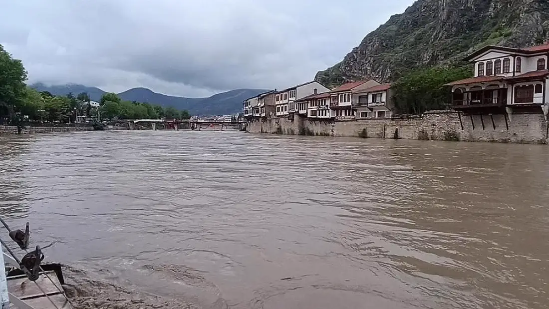 Amasya ve Taşova'da Eğitime Bir Gün Ara Verildi