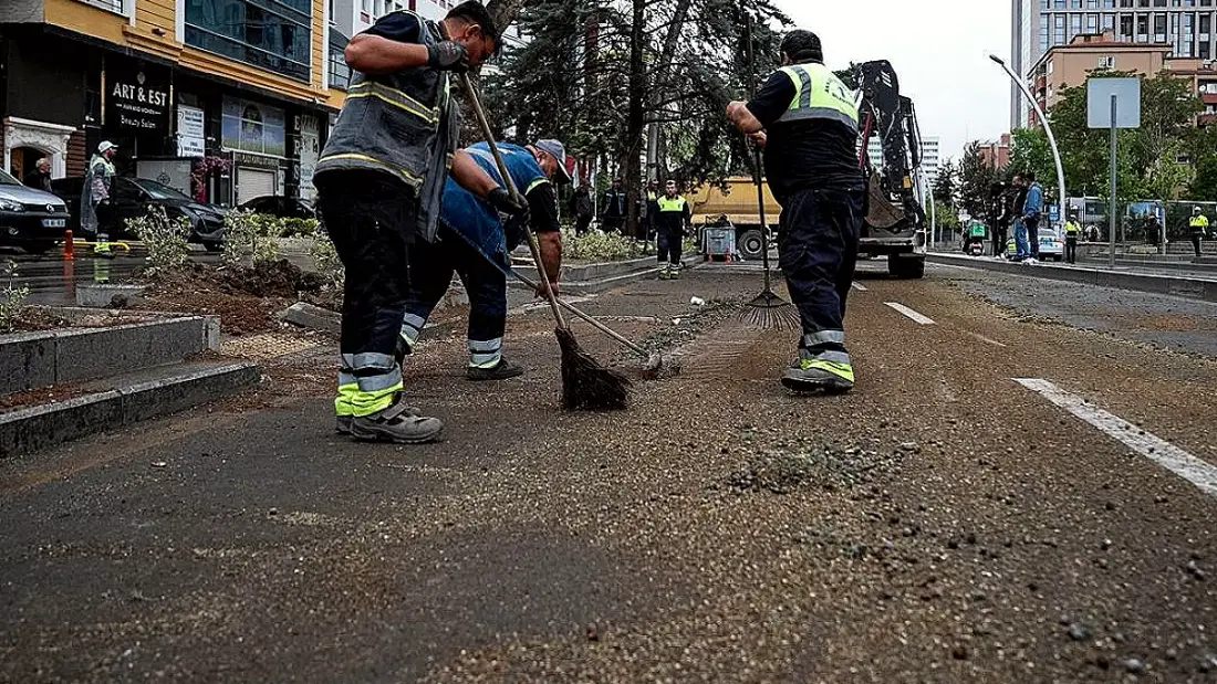 Ankara'da Şiddetli Rüzgar Nedeniyle İki Araç Hasar Gördü