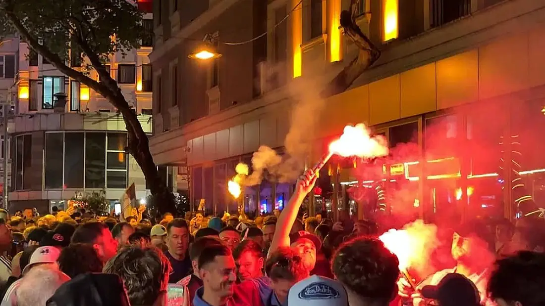 Aston Villa Taraftarları İstanbul'da Şampiyonluğu Coşkuyla Kutladı