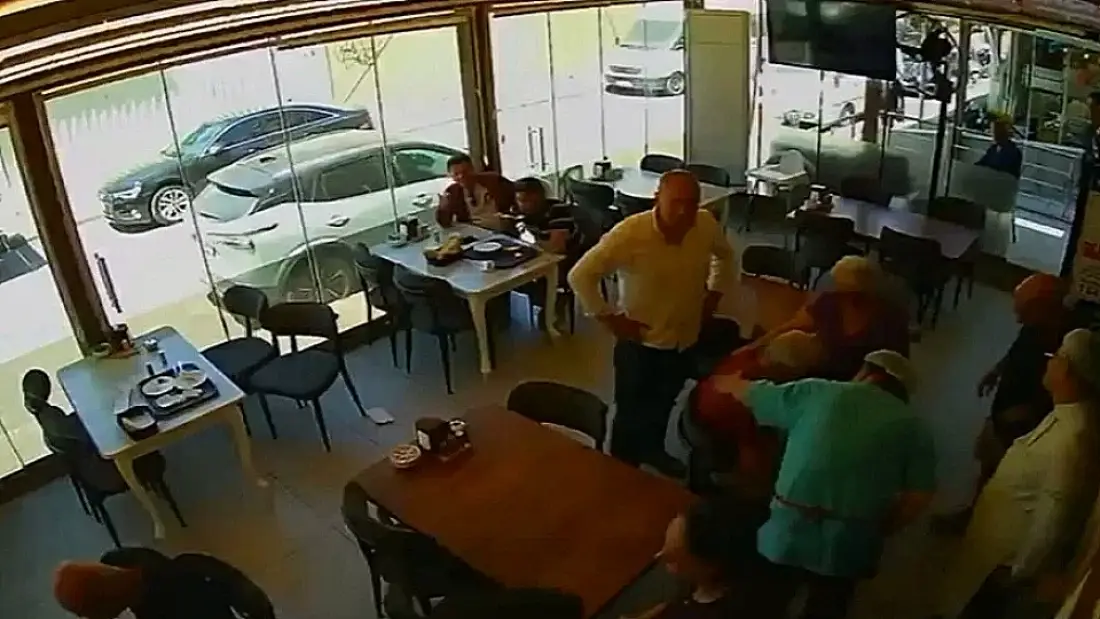 Aydın Kuşadası'nda Bir Turist Heimlich Manevrasıyla Kurtarıldı