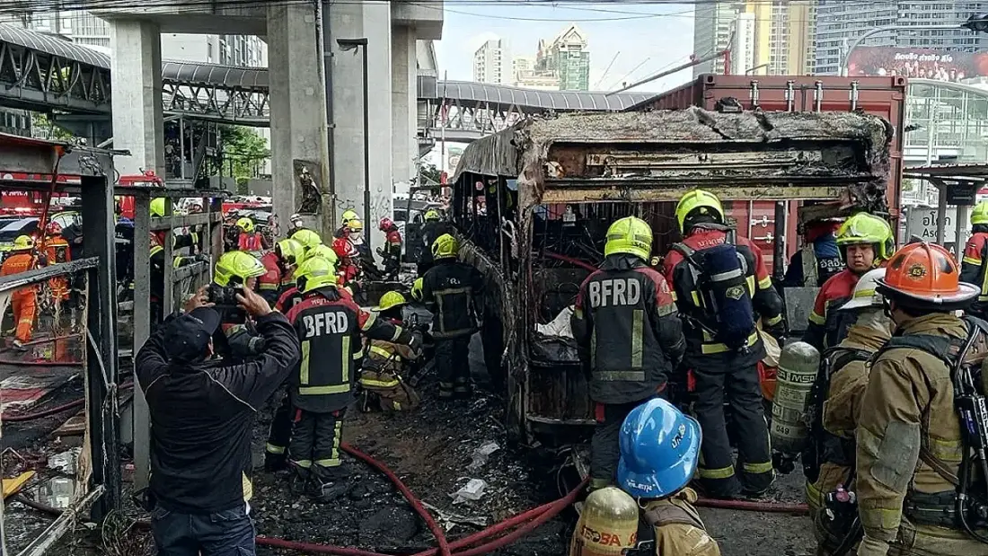 Bangkok'ta Yük Treni Halk Otobüsüne Çarptı: 8 Kişi Hayatını Kaybetti