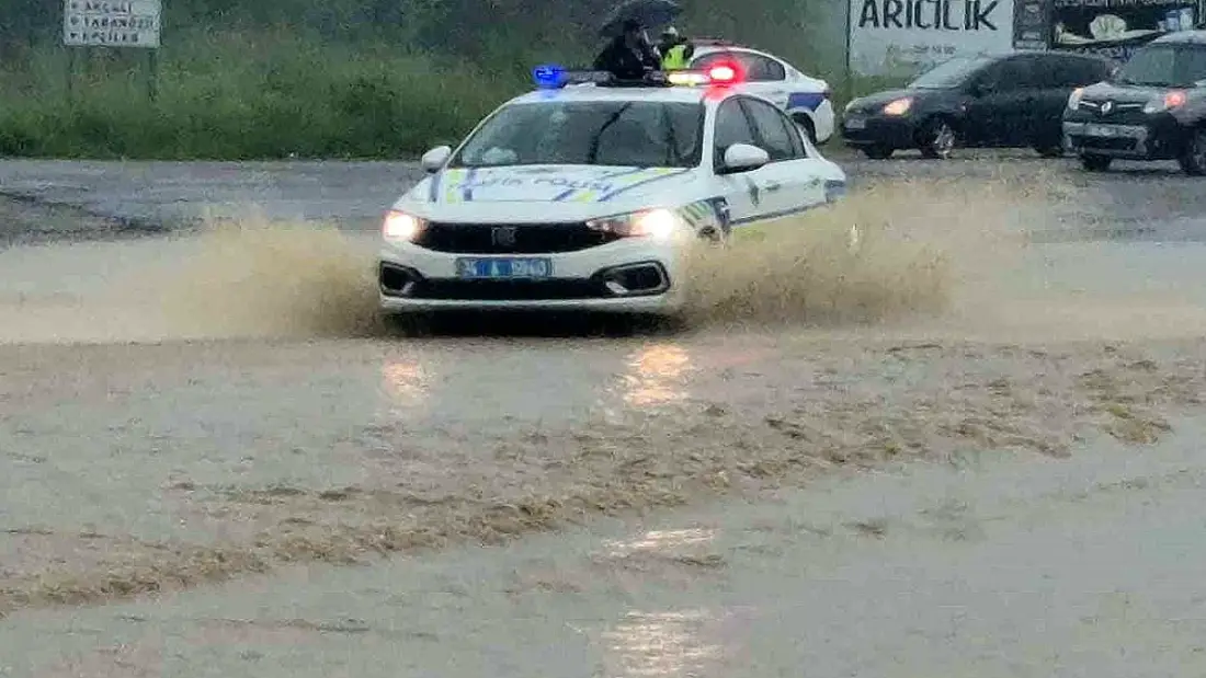 Bartın'da Irmak Taştı, Kara Yolu Ulaşıma Kapandı