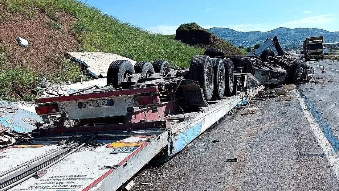Batman-Kozluk yolunda zincirleme kaza: Tır devrildi, sürücü ağır yaralandı