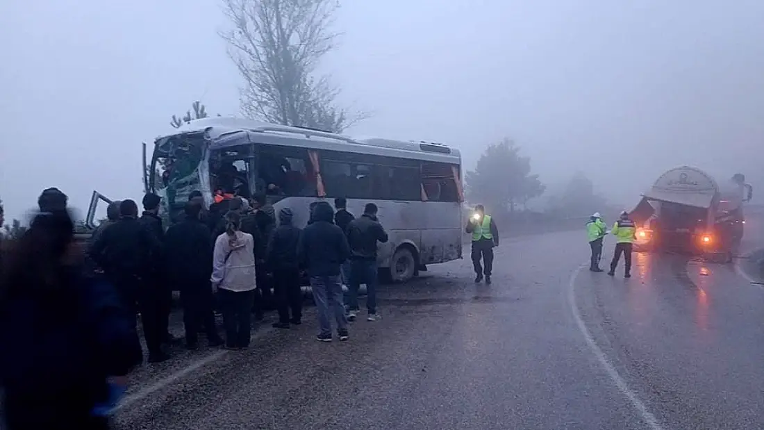 Bolu'da Sisli Yolda Tanker ve Minibüs Çarpıştı: 3 Ağır Yaralı