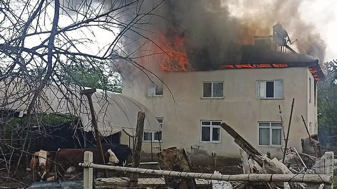 Burdur'da Bir Kişi, Önce Taksiyi Kaçırmaya Çalıştı, Ardından Ailesinin Evini Yaktı