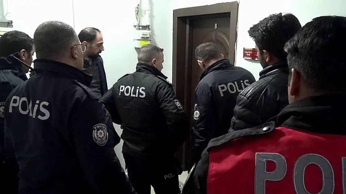 Erzurum'da 17 Yaşındaki Y.A.Y., Anneannesini Bıçaklayıp Rehin Aldı
