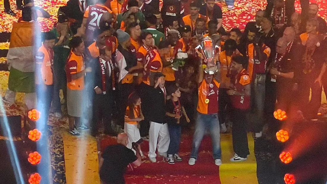 Galatasaray Futbol Takımı Şampiyonluk Kupasını Kaldırdı