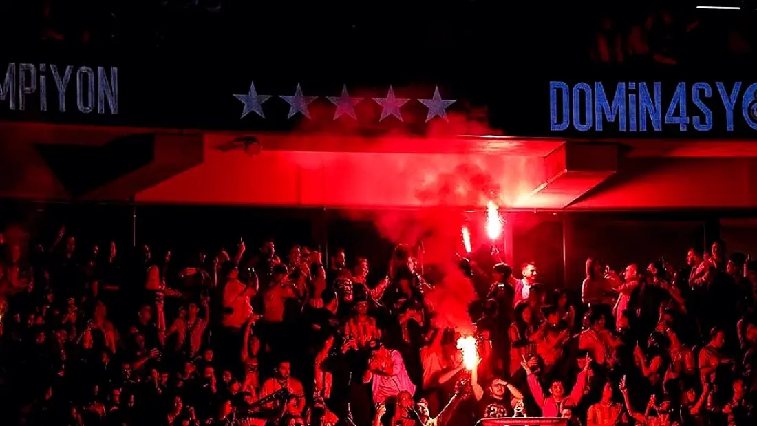 Galatasaray Şampiyonluğunu Taraftarıyla Kutluyor