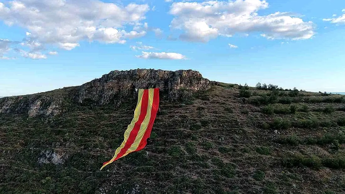 Galatasaray Taraftarlarından Dağdan Bayrakla Şampiyonluk Kutlaması