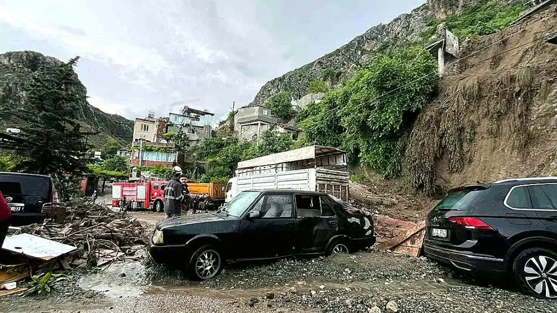 Hatay'da Aşırı Yağış Nedeniyle Ev Çöktü: 1 Kişi Hayatını Kaybetti, 2 Yaralı