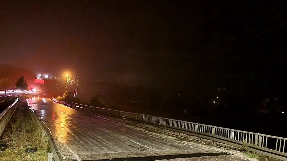 Hatay'da Sağanak Afet Yarattı: Samandağ'da Köprü Çöktü, Evler Sular Altında Kaldı