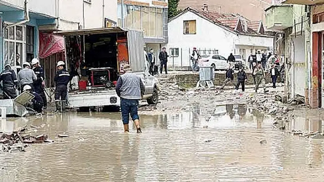 Havza'da Sel Felaketi: 12 Kişi Hafif Yaralandı, Eğitime Ara Verildi