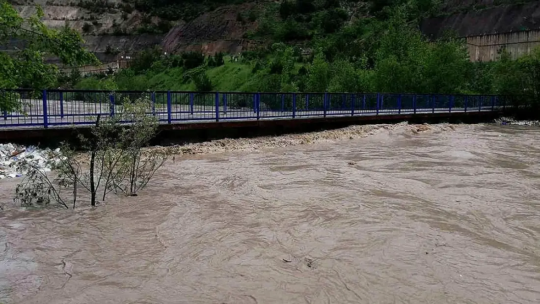 Kelkit Çayı'nda Debisi Yükselen Su Seviyesi Nedeniyle Yeşilçam Köprüsü Ulaşıma Kapatıldı