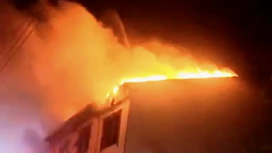 Kocaeli'de Çatı Katında Yangın Çıktı