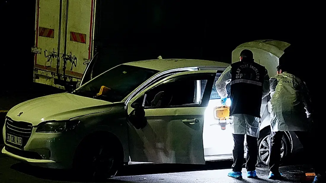 Küçükçekmece'de Polisten Kaçan Şüpheliler Kovalamaca Sonucu Yakalandı: 1 Polis Memuru Yaralandı