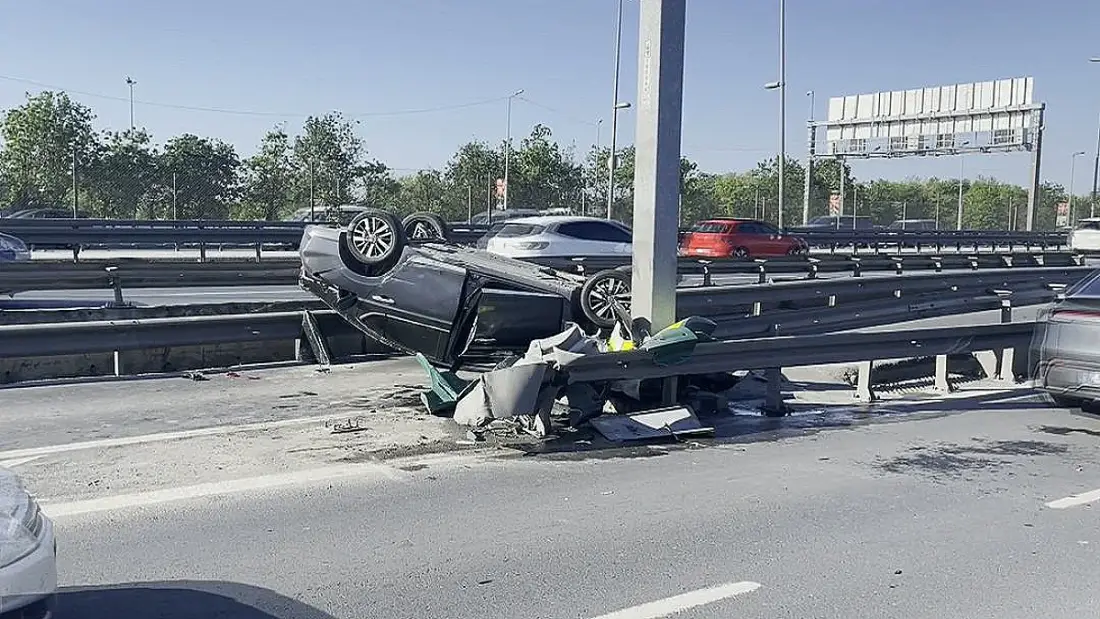 Küçükçekmece'de Trafiği Etkileyen Kaza: Otomobil Takla Attı