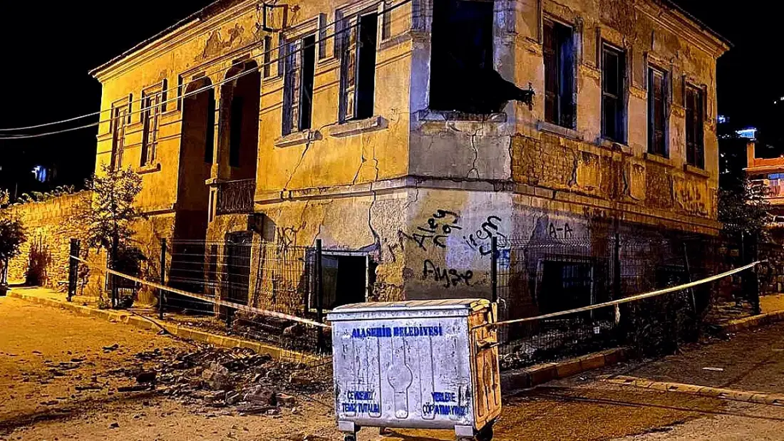 Manisa'da Tarihi Bina Çöktü, Araç Hasar Gördü
