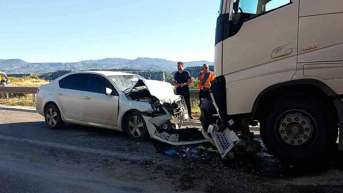 Mersin'de Trafik Kazası: Anne ve Kızı Hayatını Kaybetti, Baba Ağır Yaralandı