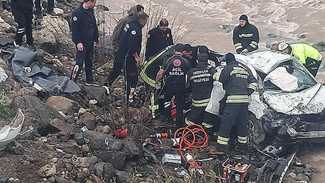 Otomobil dereye yuvarlandı: 2 kişi hayatını kaybetti, 1 kişi yaralandı