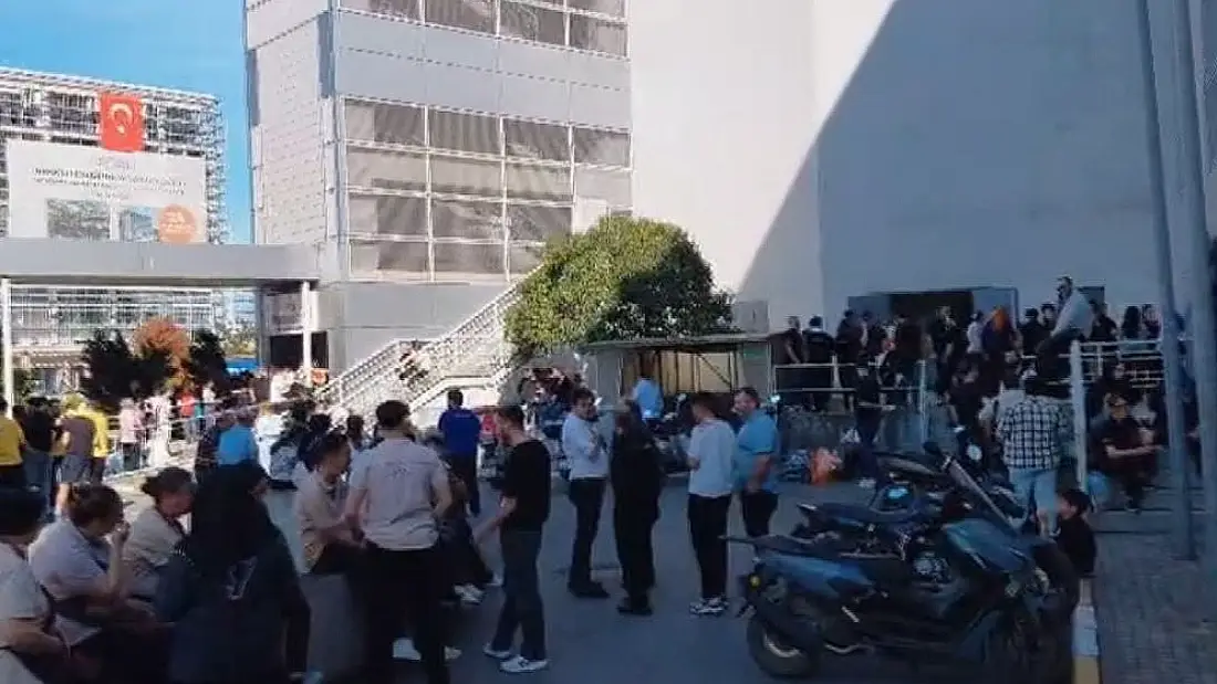 Pendik'teki Alışveriş Merkezinde Yangın: Tahliye Çalışmaları Başlatıldı