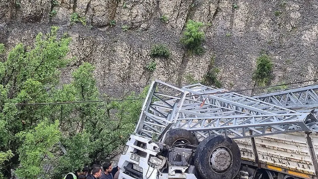 Şırnak'ta Elektrik Direği Taşıyan Kamyon Devrildi: 1 Ölü