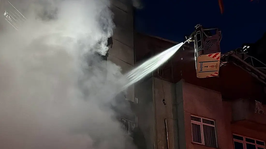 Şişli'de İş Yerinde Çıkan Motosiklet Yangını Binayı Sardı