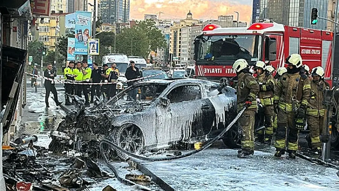 Şişli'de İş Yerine Giren Otomobil Alev Aldı