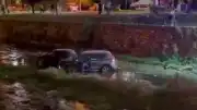 Bursa Osmangazi'de zincirleme trafik kazası: 2 otomobil dereye savruldu