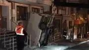Şişli'de Panelvan Apartman Boşluğuna Düştü: Sürücü Yaralandı