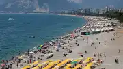 Antalya'da Sahiller Sıcak Hava Nedeniyle Doldu