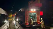 Avcılar'da Üç Katlı Bir Binanın Çatısında Yangın Çıktı