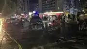 Esenyurt'ta otomobil ile motosikletin çarpışması sonucu yangın çıktı: 2 yaralı