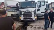 Eskişehir'de Freni Boşalan Kamyon Parka Metreler Kala Durabildi