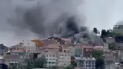 İstanbul Fatih'te Bina Yangını: Çevre Araçlar Alevlere Teslim Oldu