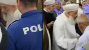 Şanlıurfa'da Bir Cami Avlusunda Çirkin El Öpme Manzarası: Polis Memurunun Sıraya Girmesi Tepki Çekti