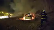 Siirt-Kurtalan kara yolunda seyir halindeki otomobil yanarak kullanılamaz hale geldi