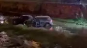 Yunuseli Mahallesi'nde Zincirleme Kaza: 2 Otomobil Dereye Uçtu