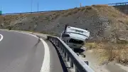 Başakşehir'de otomobilin bariyerlere çarpması sonucu 3 kişi yaralandı