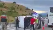 Erzincan-Erzurum Kara Yolunda Minibüs Devrildi: 16 Yaralı