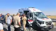 Nusaybin'de Ambulansın Karıştığı Zincirleme Trafik Kazası: 3 Yaralı