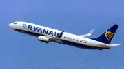 Ryanair Uçuşunda Pencere Arızası: Bir Yolcu Bacaklarından Tutularak Kurtarıldı