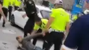 Fatih'te Polise Bıçaklı Saldırı Girişimi: Şüpheli Ayağından Vurularak Etkisiz Hale Getirildi
