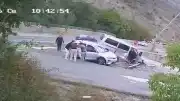 Gümüşhane'de Trafik Kazası: 4 Yaralı, Yolcu Durağına Savrulan Araçlardan Bir Kadın Son Anda Kurtuldu