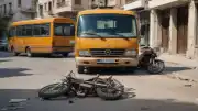 Karaman'da Motosiklet Minibüsün Altına Girdi: 1 Yolcu Yaralandı
