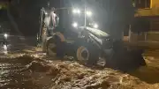 Sakarya Karasu'da Şiddetli Sağanak Hayatı Felç Etti: Caddeler Sular Altında Kaldı, Rögarlar Taştı