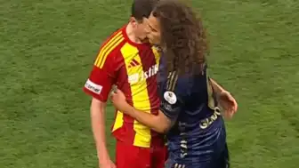 Fenerbahçe - Kayserispor Maçında Gergin Anlar: Kırmızı Kart Tartışması ve Yabancı Madde İsabetti