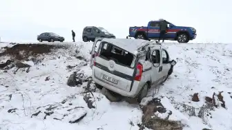 Kars'ta Trafik Kazası: Hafif Ticari Araç Şarampole Devrildi, Baba ve Oğlu Yaralandı
