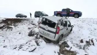 Kars'ta Trafik Kazası: Hafif Ticari Araç Şarampole Devrildi, Baba ve Oğlu Yaralandı