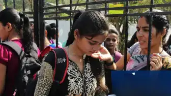 Hindistan'da Sınav Sonuçlarına İlişkin Yaygın Hata İddiaları Öğrencileri Ayağa Kaldırdı